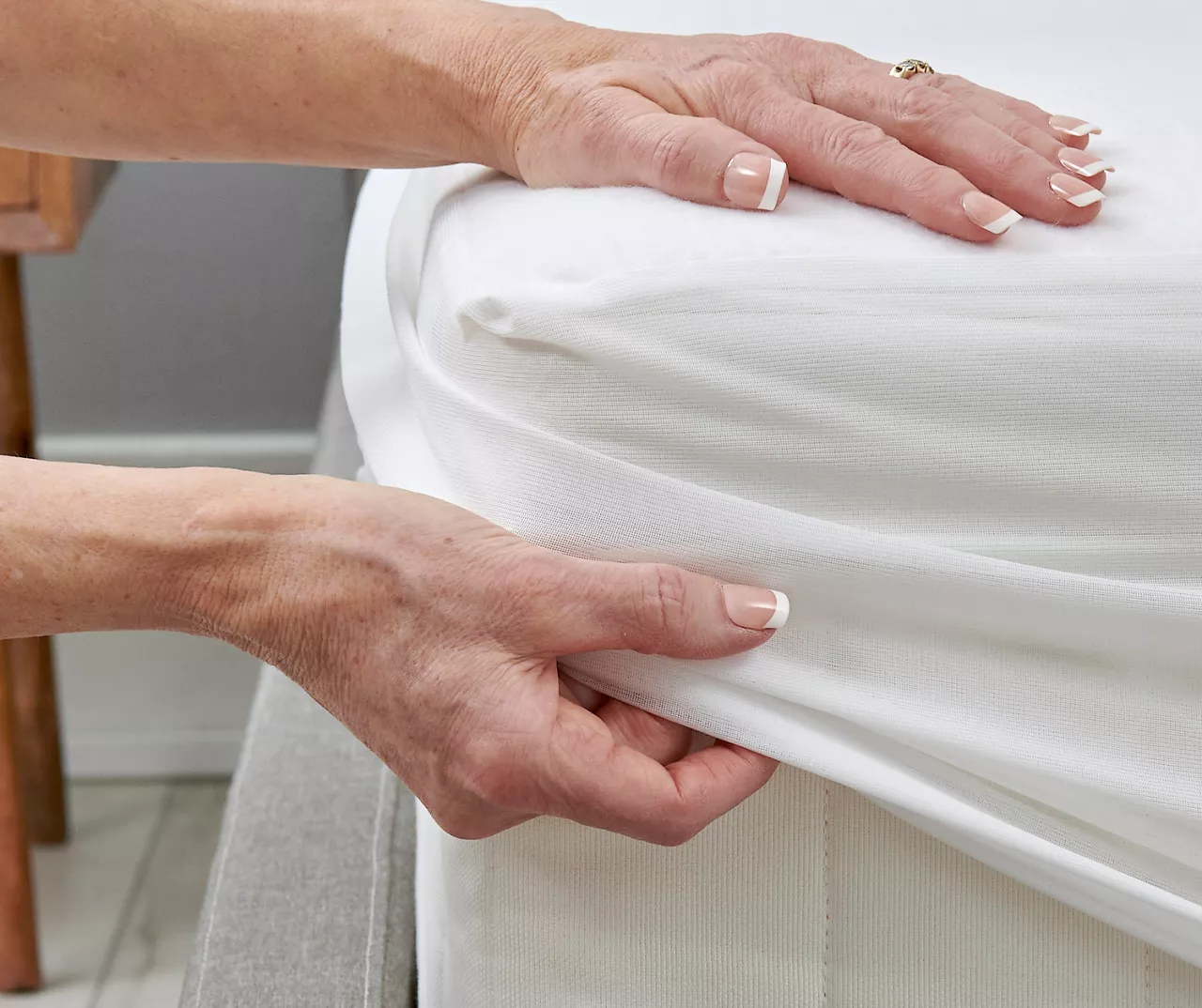 Ultra Soft Queen Waterproof Fitted Mattress Protector 4 Ultra Soft Queen Waterproof Fitted Mattress Protector - Image 4