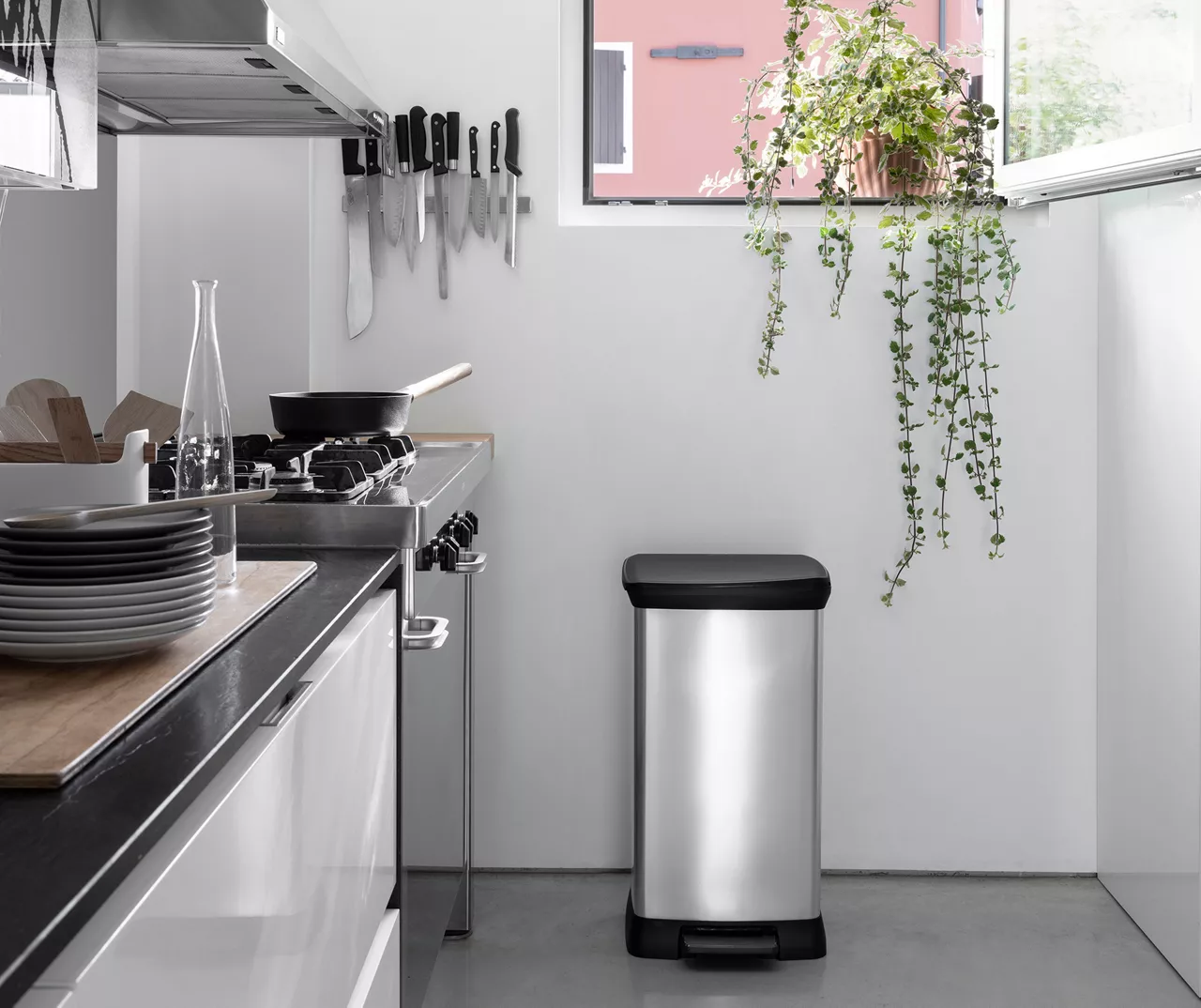 Curver Deco 30-Liter Step-On Wastebasket 7 Curver Deco 30-Liter Step-On Wastebasket - Image 7