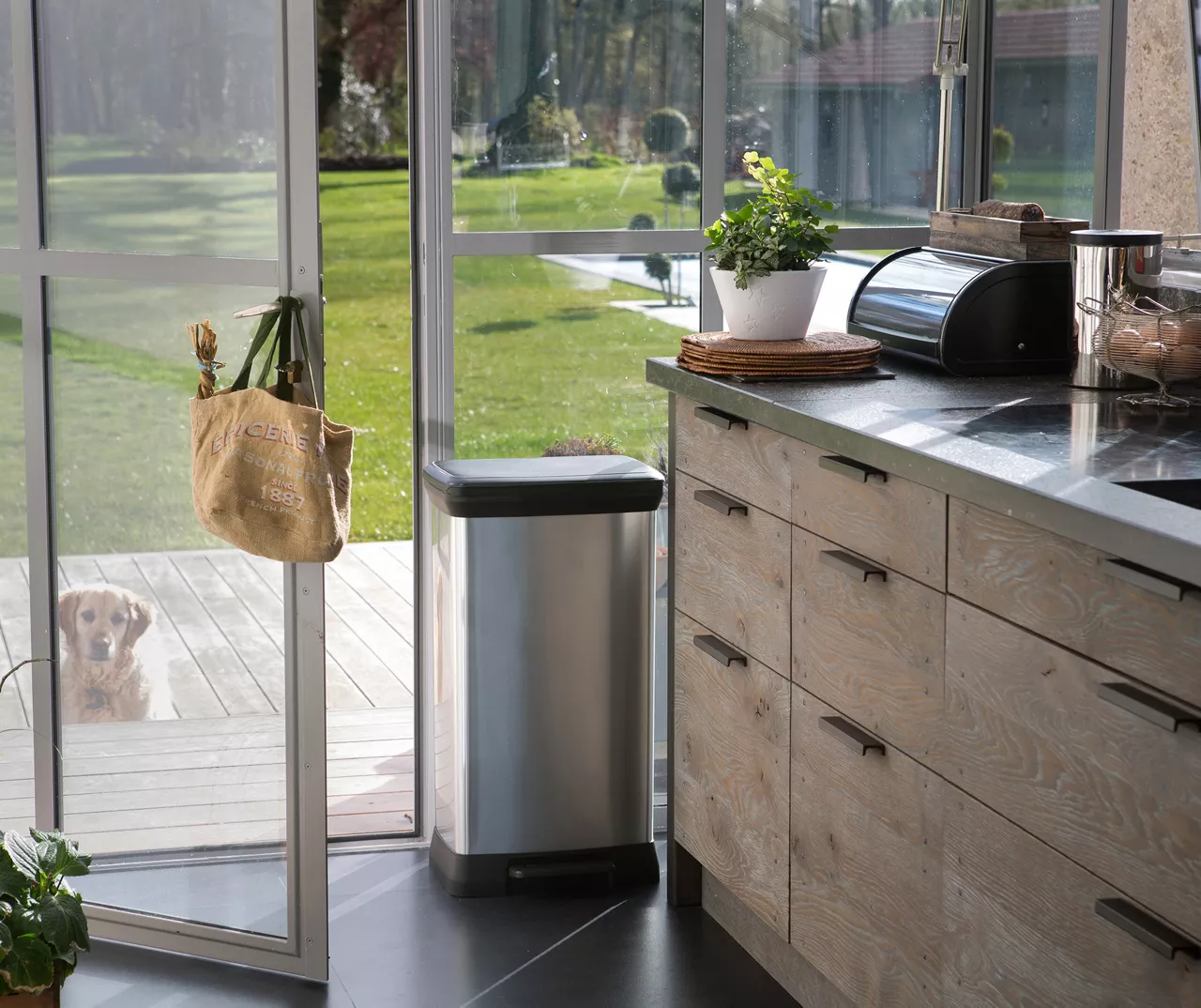 Curver Deco 30-Liter Step-On Wastebasket 6 Curver Deco 30-Liter Step-On Wastebasket - Image 6