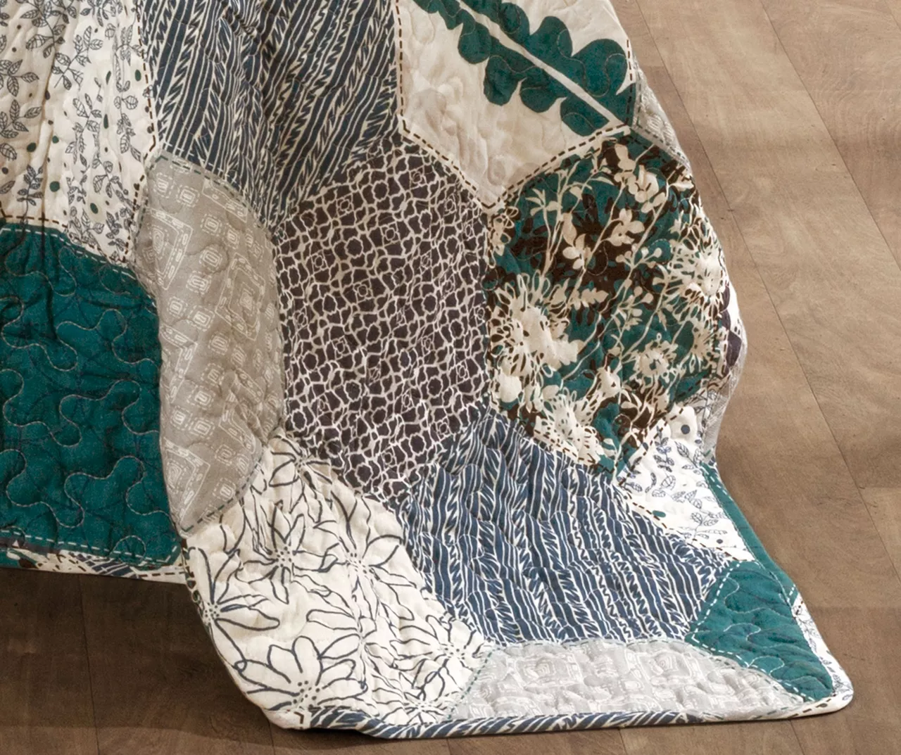 Briley Geometric Hexagon Reversible 3-Piece Quilt Set 11 Briley Geometric Hexagon Reversible 3-Piece Quilt Set - Image 11