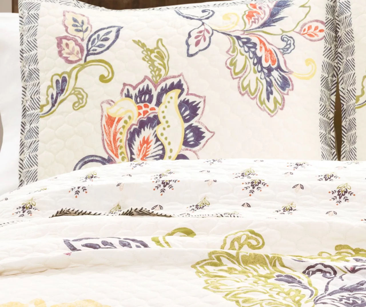 Aster Floral Reversible 3-Piece Quilt Set 2 Aster Floral Reversible 3-Piece Quilt Set - Image 2