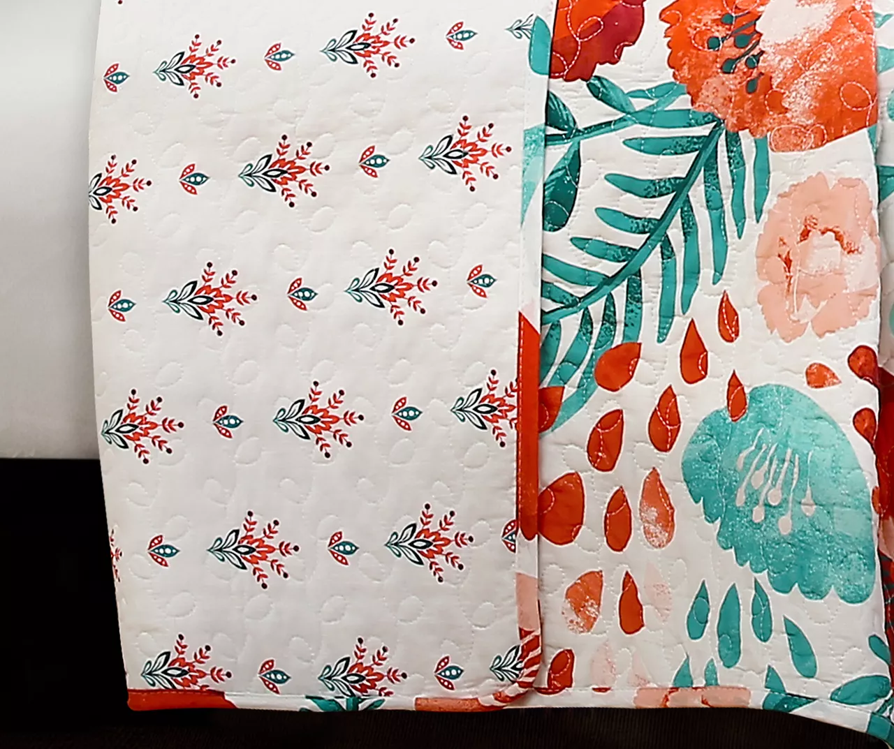 White & Red Poppy Garden Full/Queen 3-Piece Quilt Set 3 White & Red Poppy Garden Full/Queen 3-Piece Quilt Set - Image 3